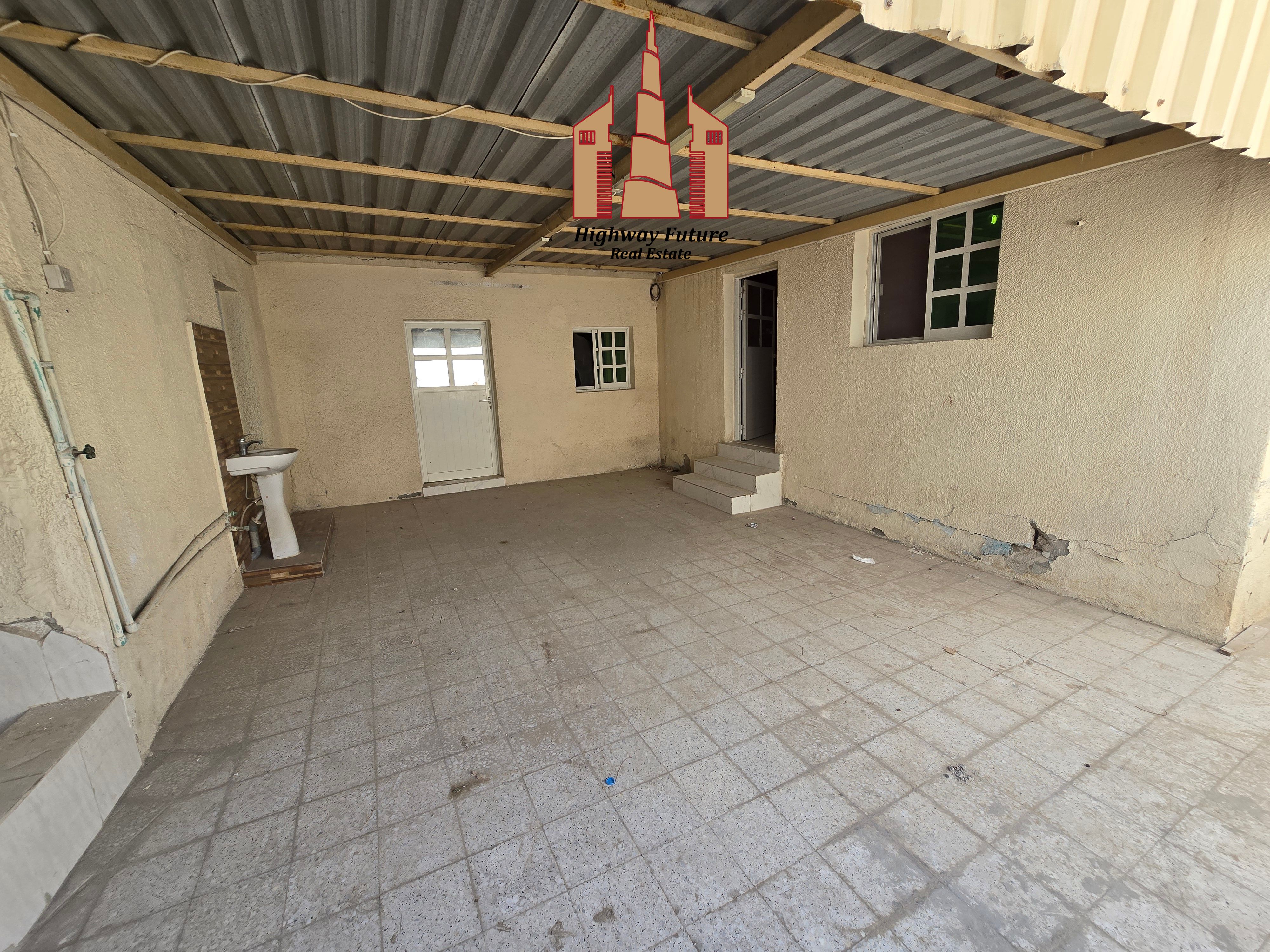 Neat and clean old 3 bedroom villa for sale parking store room near mosque just 520k