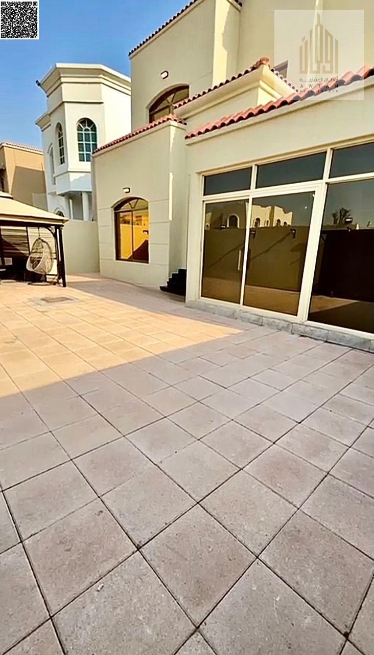 A villa with custom finishing in an excellent location, ready to move in.