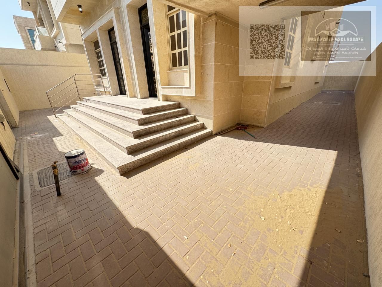 Luxury villa for rent in Al Yasmin – 5 master bedrooms + maid's room and majlis, at a special final price. Spacious area and high-end finishing.