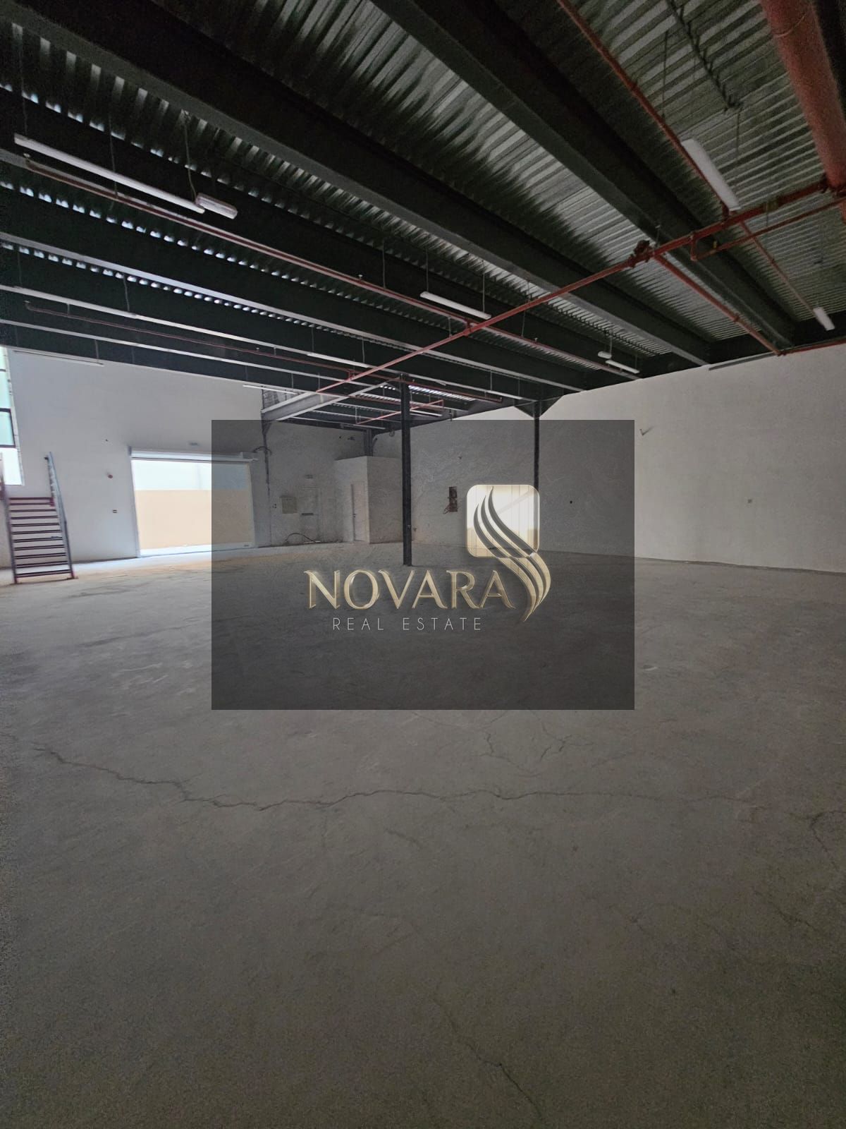 4250 sq ft warehouse in Al Jurf Industrial Area 1 for rent – excellent finishing, ready mezzanine, 70 kW electricity, suitable for various industrie