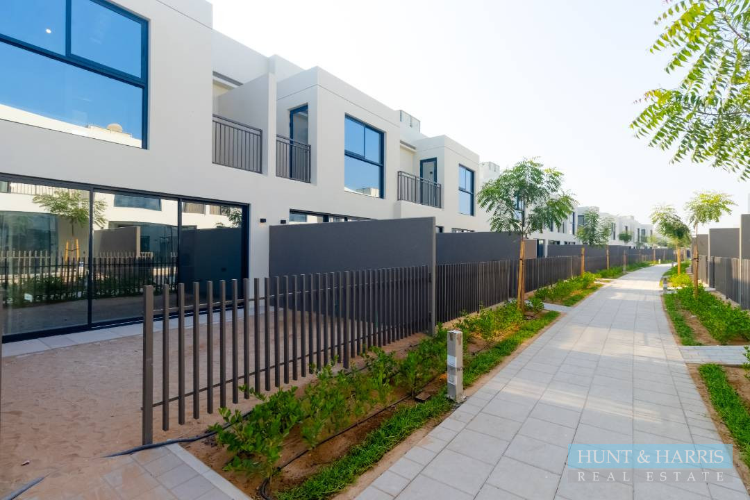 2 Bedroom Townhouse for Rent Falcon Island Al Hamra Village