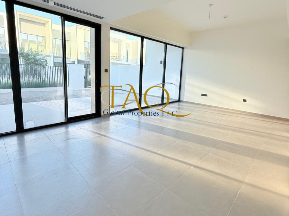 SPRUCE 3BR+MAID'S | UN-FURNISHED | SINGLE ROW |