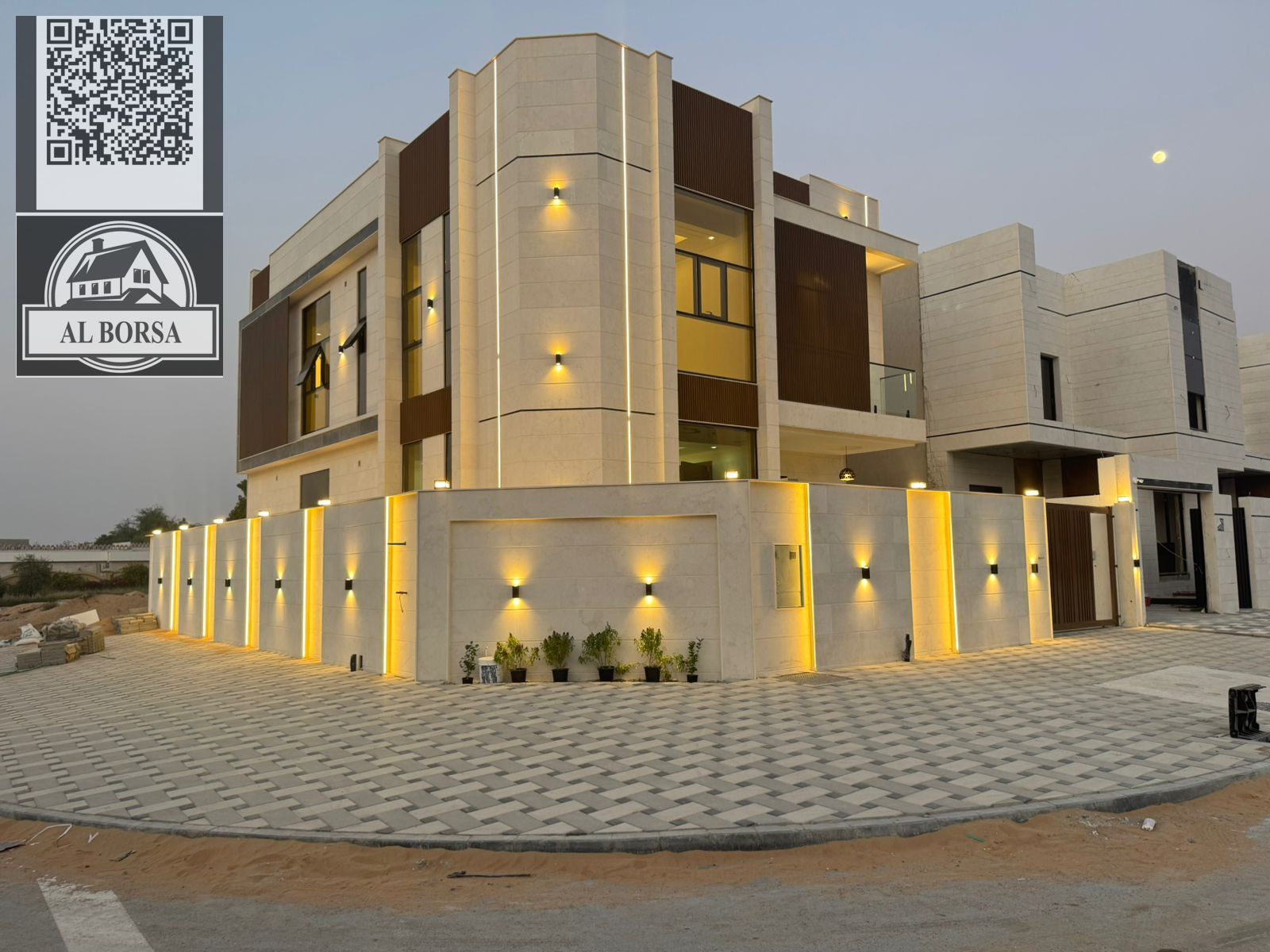 For sale in Al-Haliyo 2, a two-story villa with a corner roof, 5 master bedrooms, a majlis, a living room, and a maid's room.