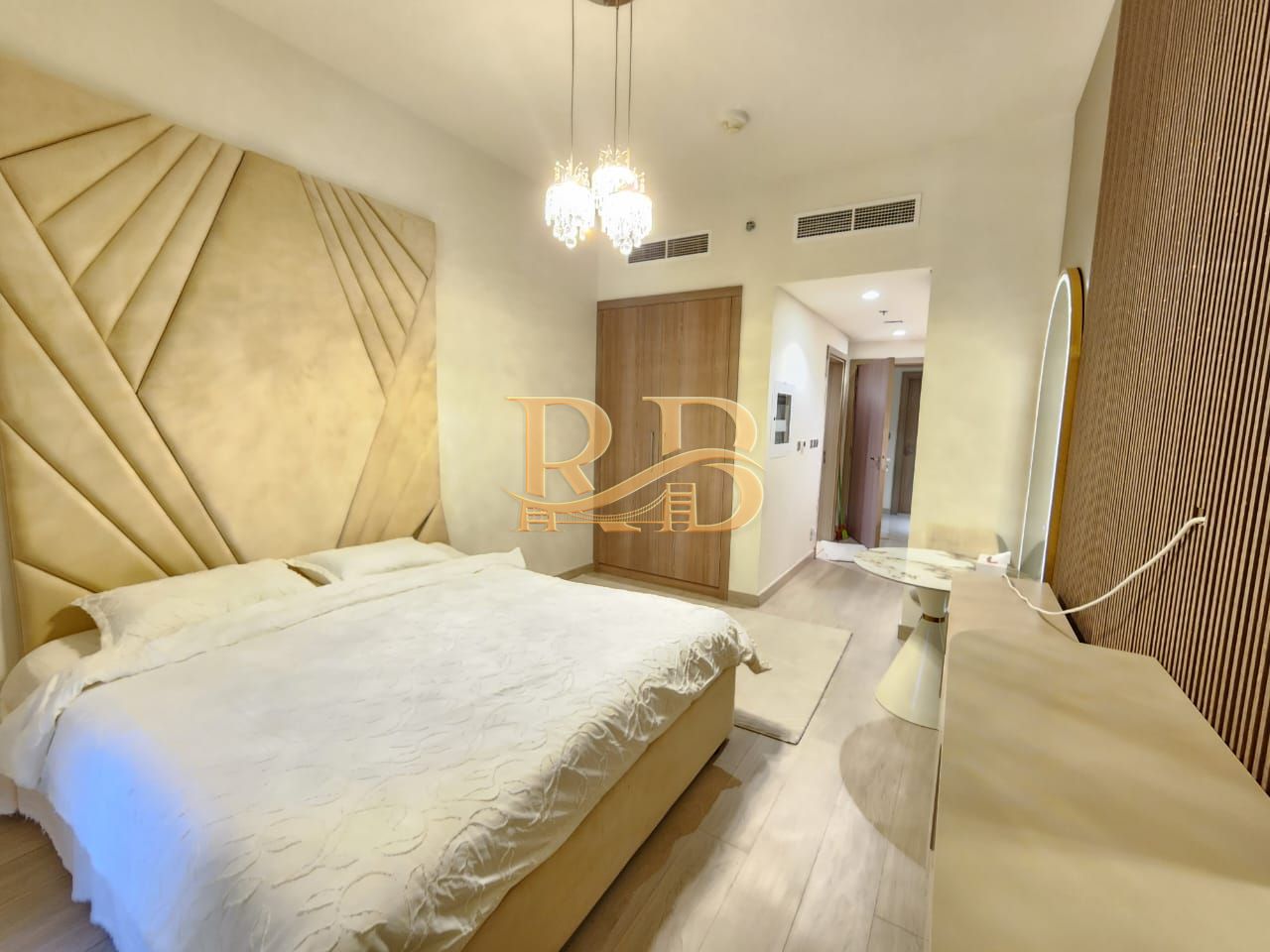 COZY FURNSHIED STUDIO / HIGHER FLOOR / VACANT & READY TO MOVE