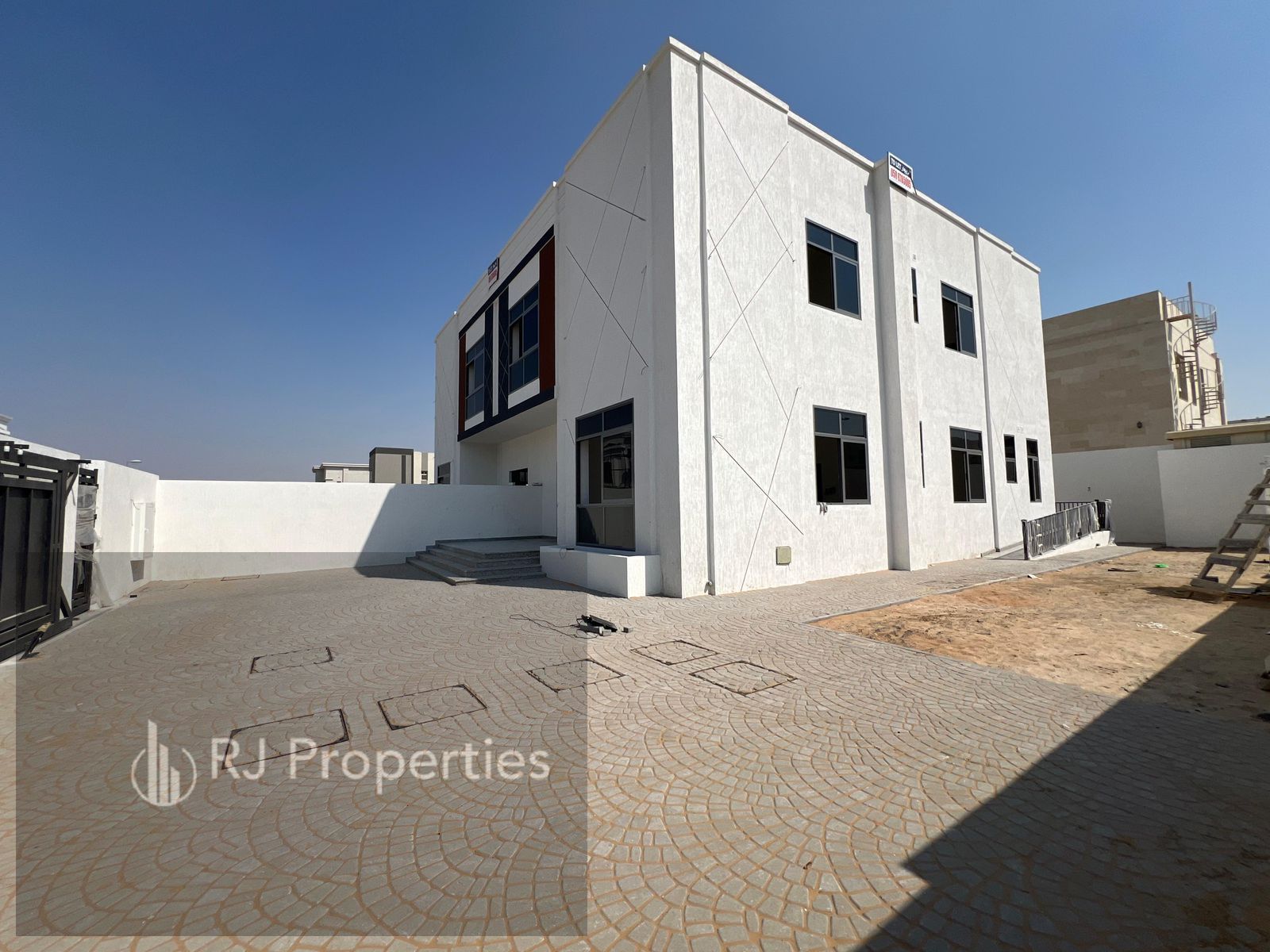 LUXURY 5BEDROOM VILLA sparte Majlis with Maid room master bedrooms ready to move only jest 160k