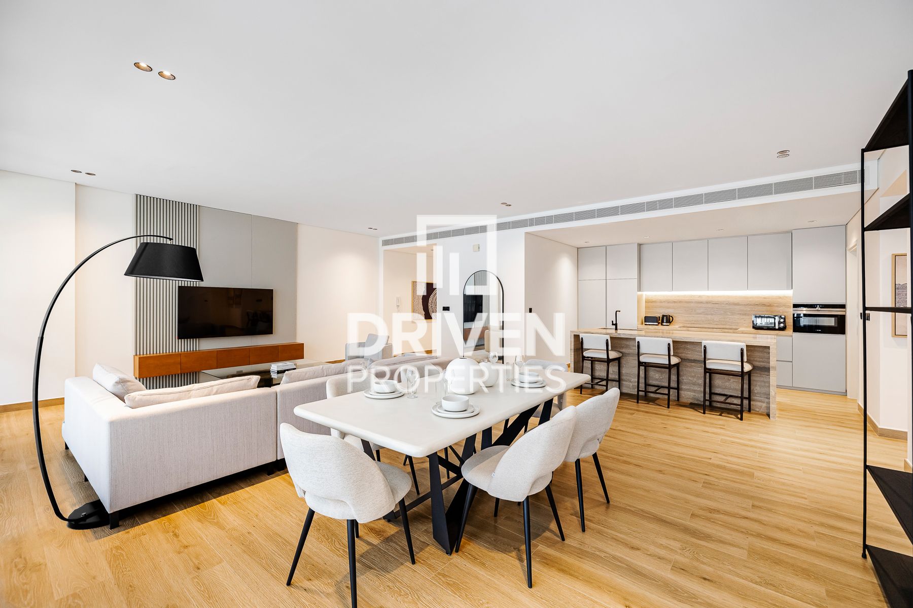 Vacant | Spacious and Bright Apt | Furnished
