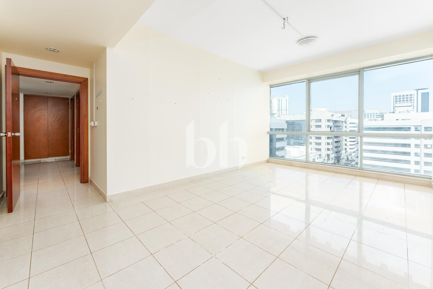 Spacious 3BR Apartment| Prime Location|Golden Sand