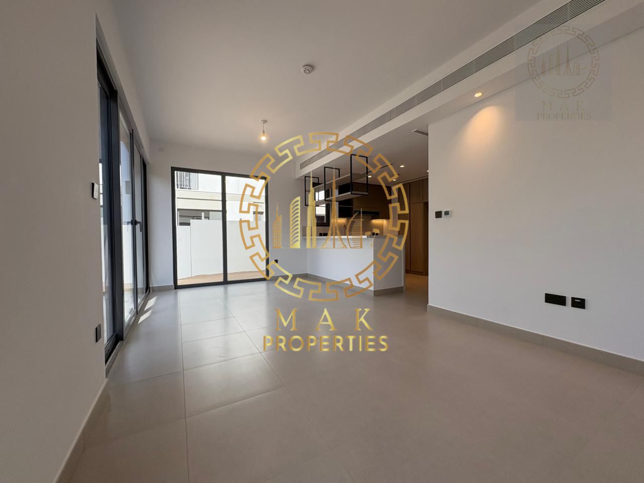 Stunning 3bd Town House | Vacant | Near To Pool
