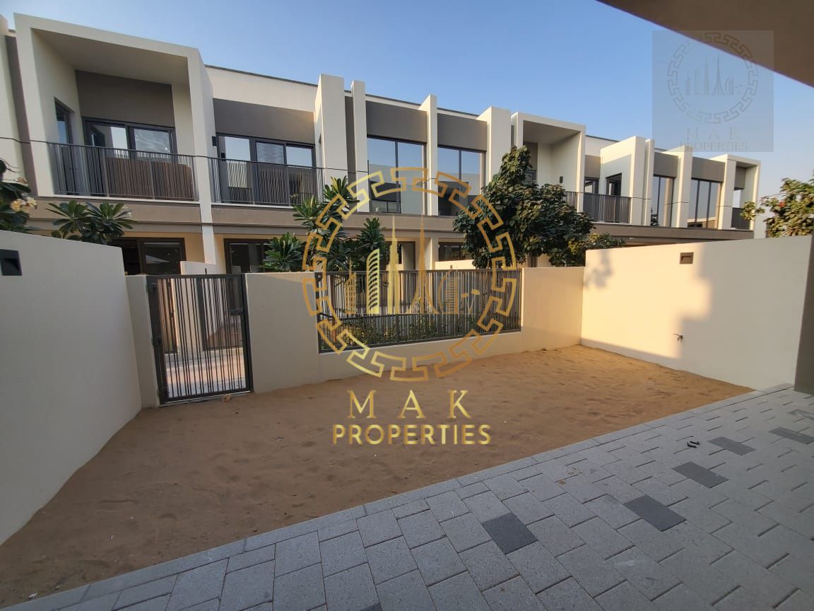 Spacious 3bd Townhouse | Near To Amenities | Vacant