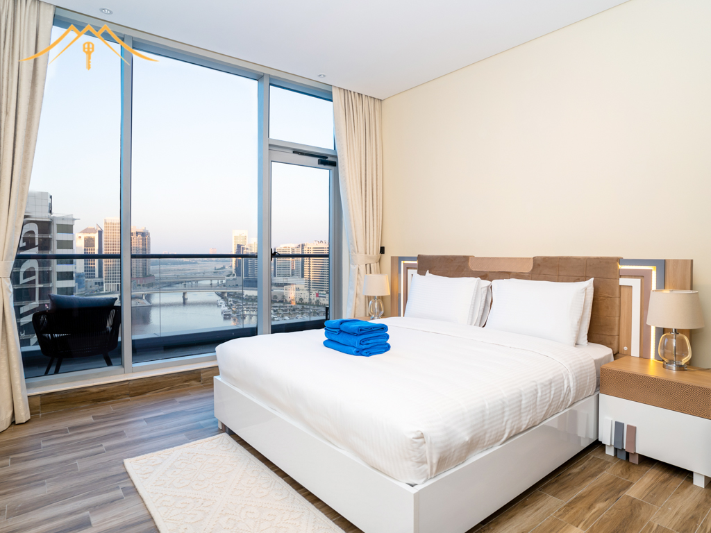 Luxurious 2-Bedroom Apartment with Canal View in J One Tower, Business Bay