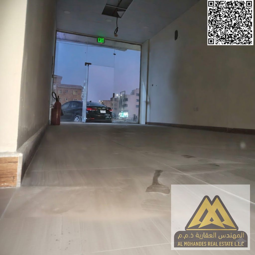 Corner of a main street | Large area | Excellent price