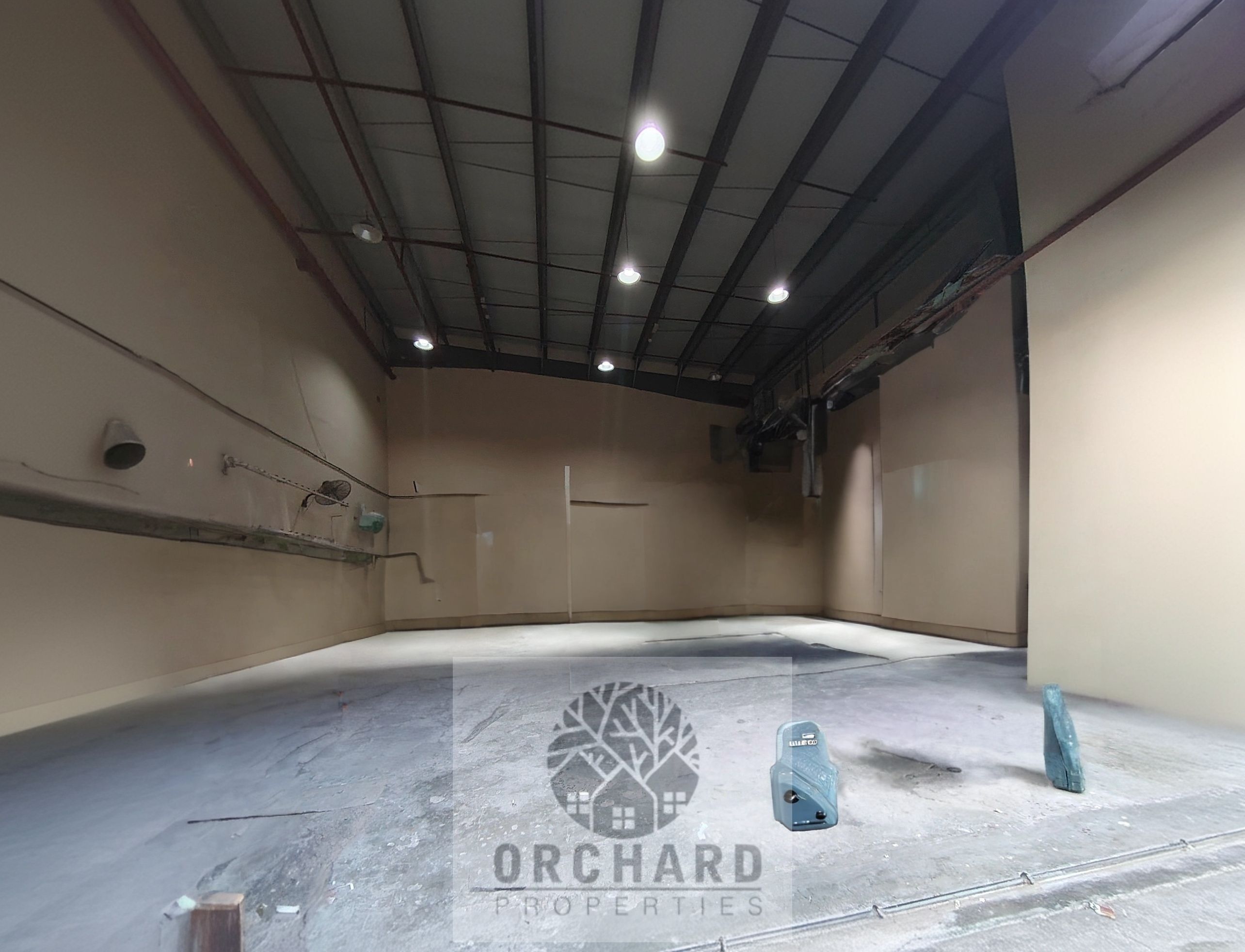 1500 Sqft warehouse/Electricity power 20/Road facing location/suitable for small garage and storage also/11 Metter height/Rent 85,000 Aed