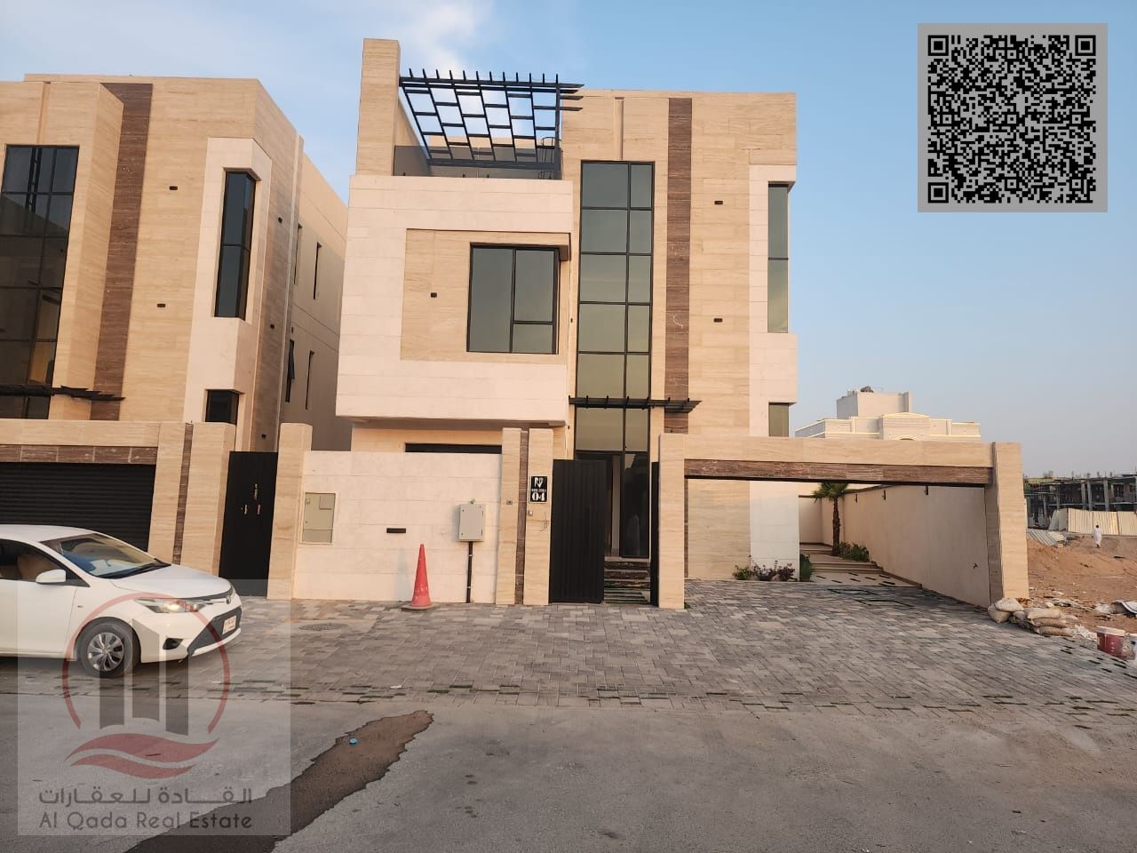Villa for sale in Ajman, Al Helio area. 5 master bedrooms, majlis, 2 living rooms, and a maid's room. Freehold ownership for all nationalities. Bank f
