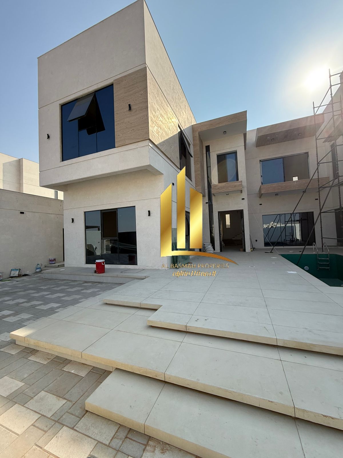 Villa for sale in Al-Hawshi, directly opposite the park