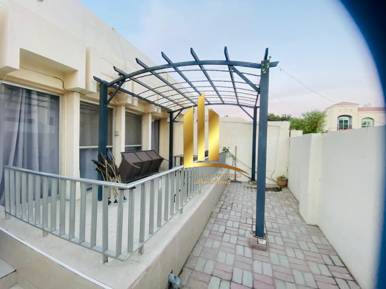 For sale: A corner house in Al-Ramla, on two streets, with an area of 10,000 square feet.