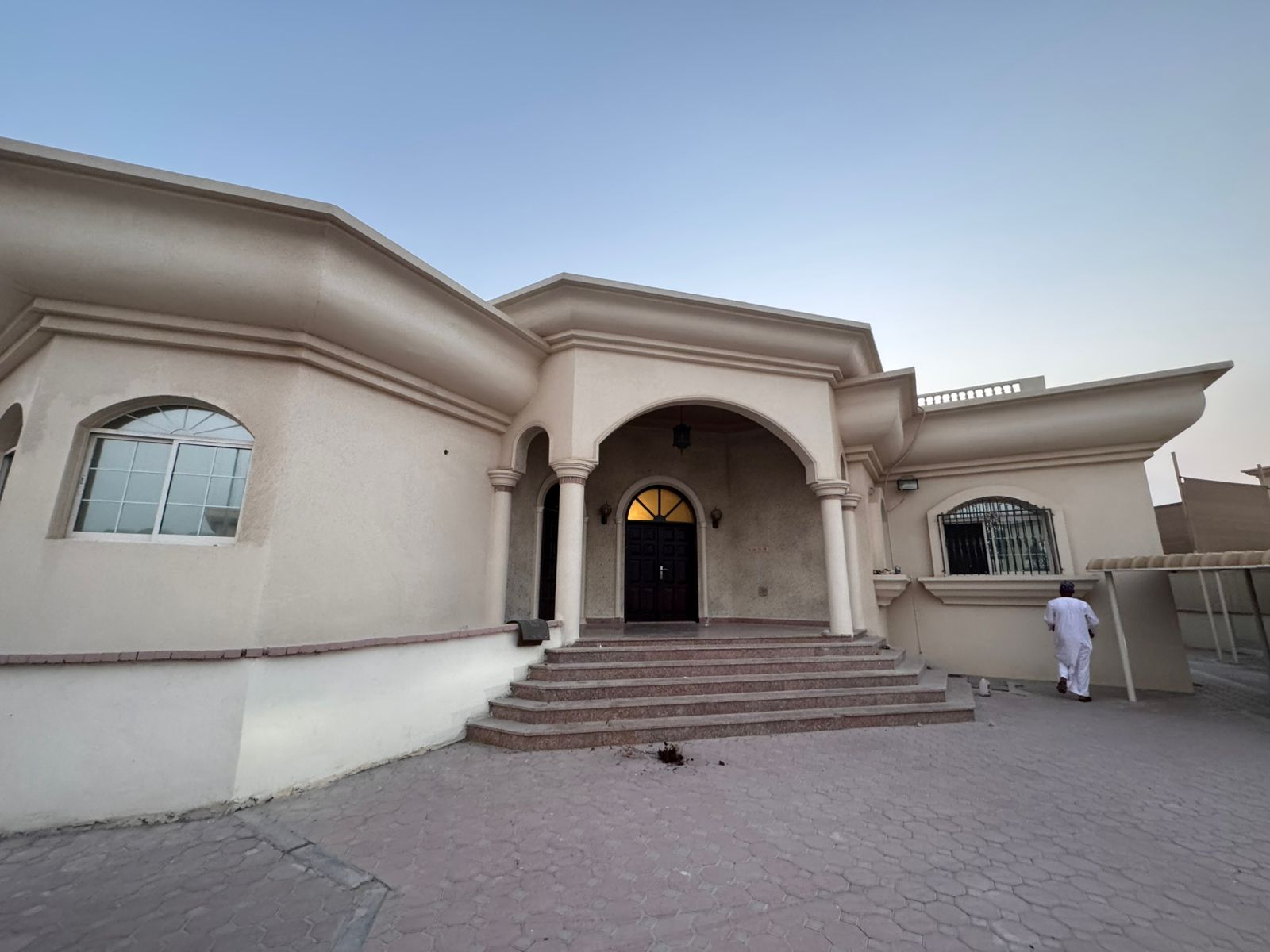 For sale: A luxurious villa in Sharjah – Al Muwafjah area, located on an asphalt road, in a prime and quiet location. It consists of: 6 spacious bedro