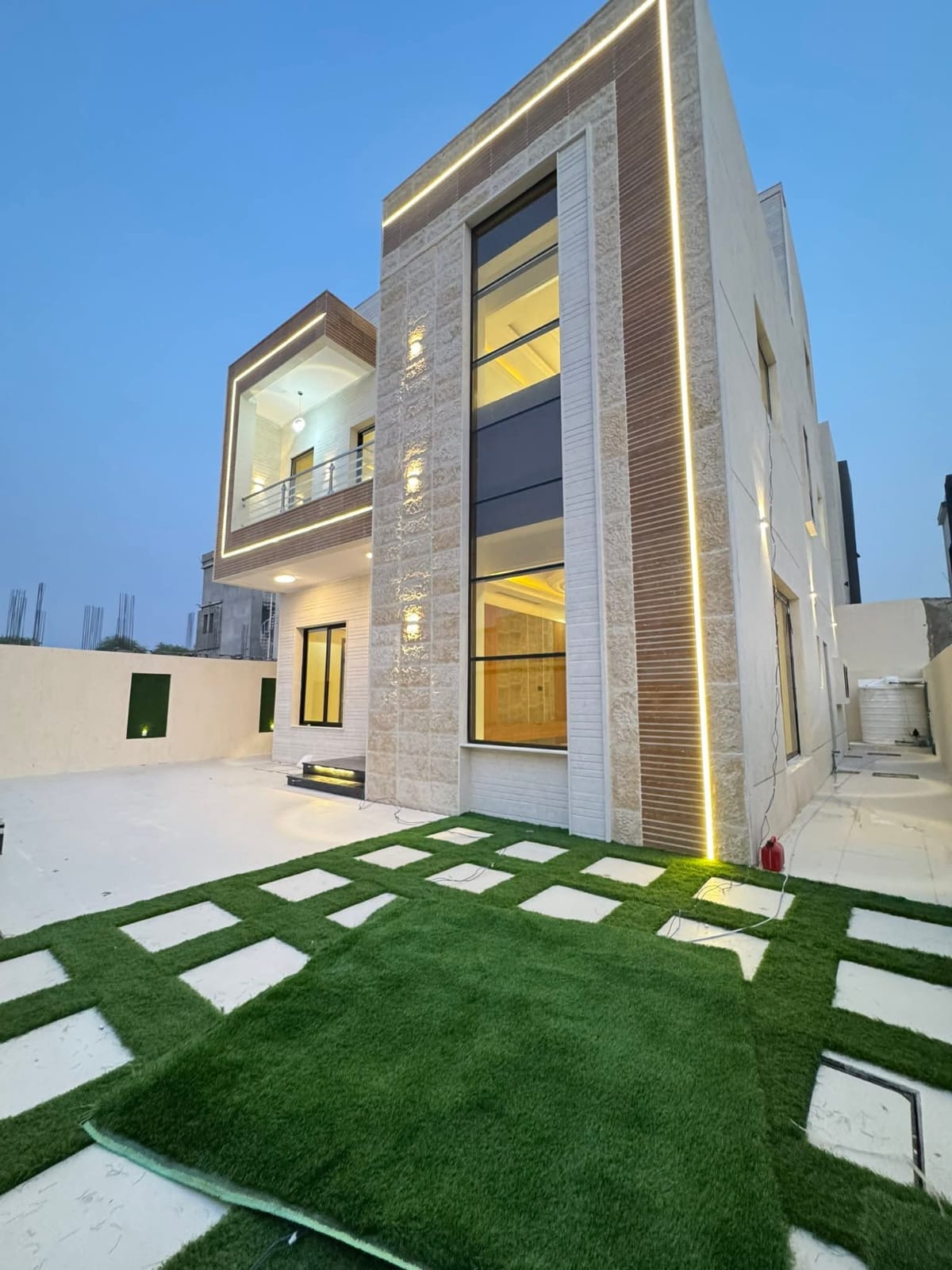 Villa for sale in Al Zahia area, luxurious finishes, bargain price, and prime location.