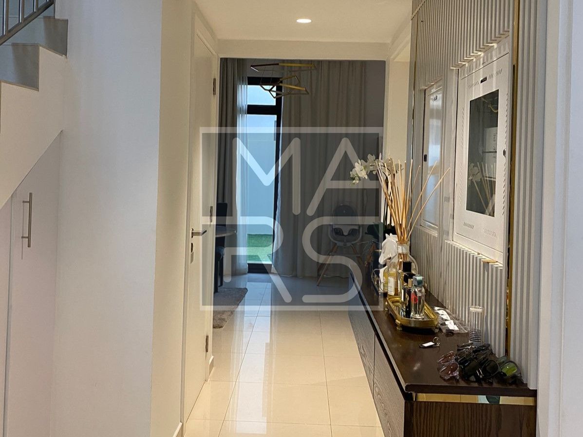 Elegant corner villa in Nasma Residences – Freehold