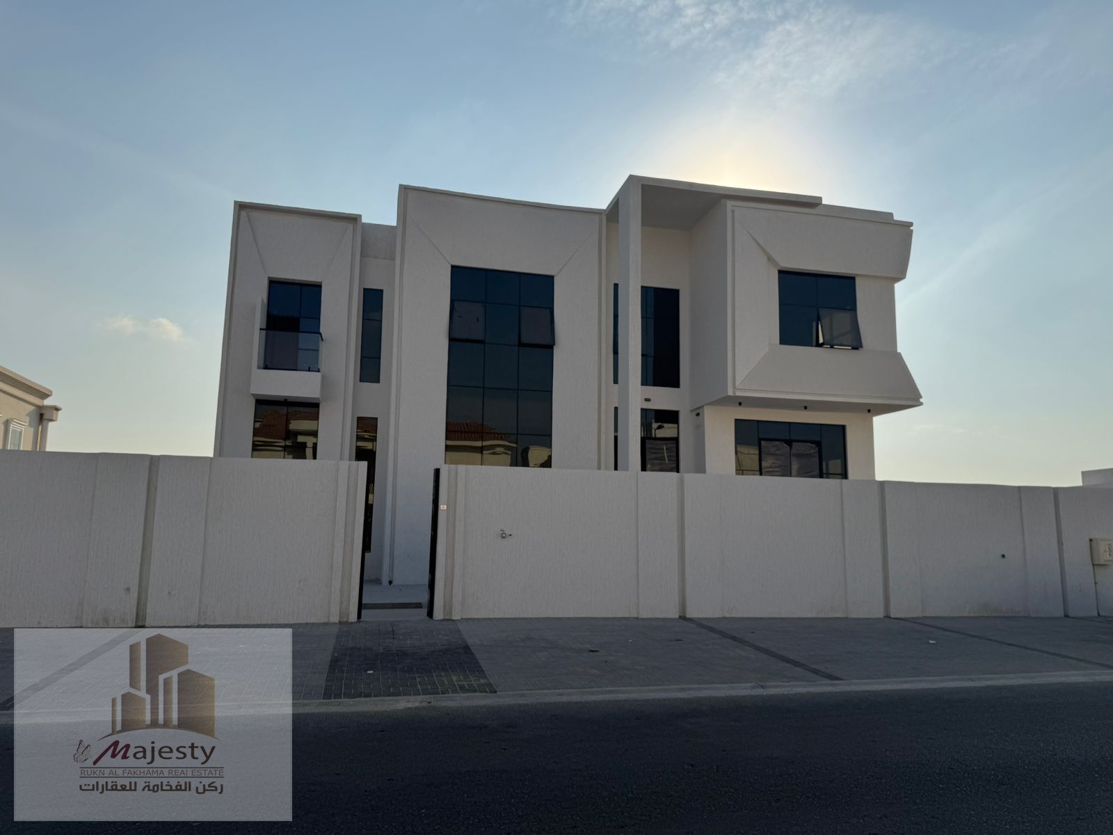 Villa for sale, first owner, super deluxe finishing, two floors, in the Al Houshi area of Sharjah, 10,000 sq ft, freehold ownership for all Arabs