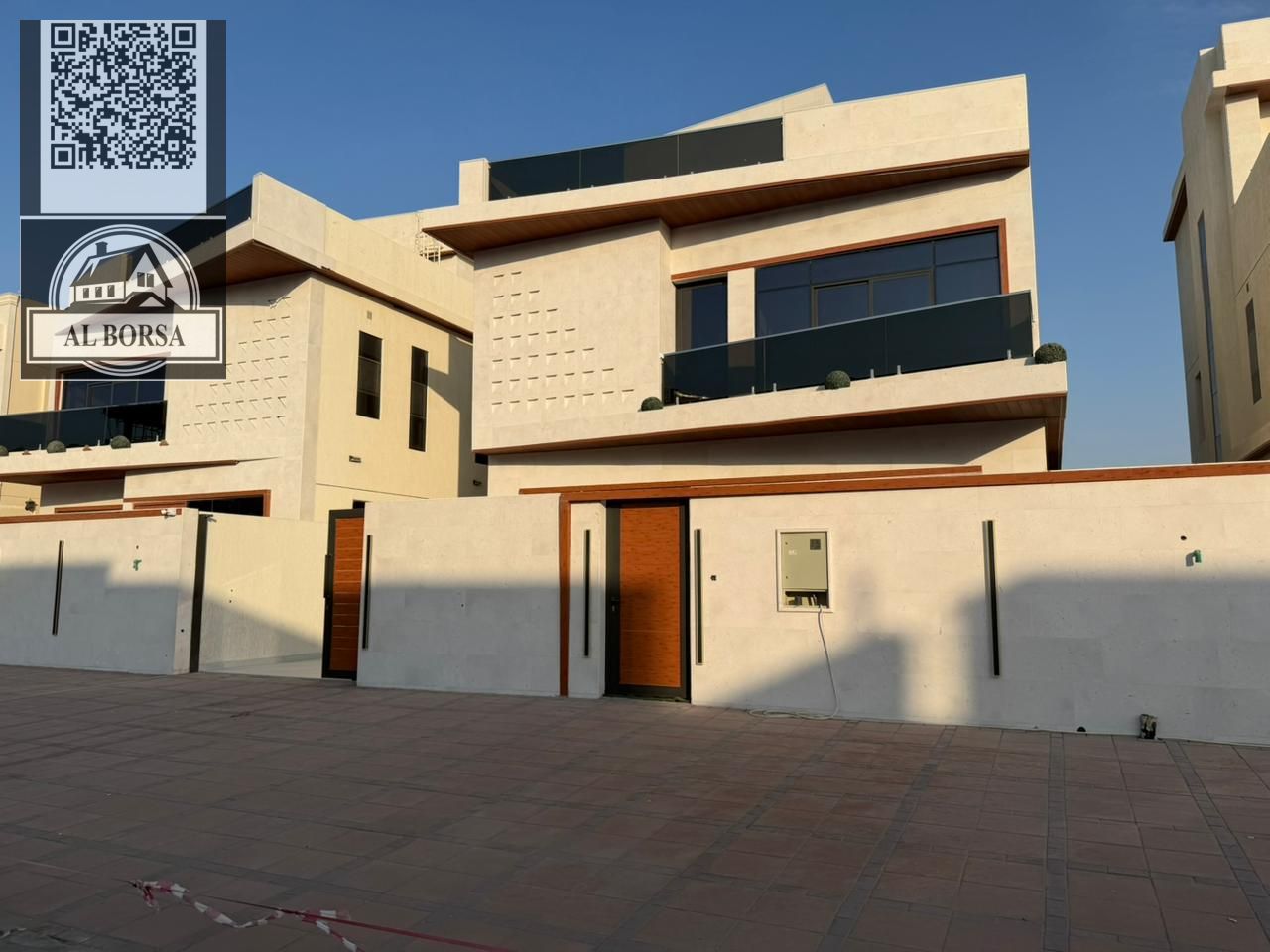 Villa for sale in Al-Haliyo 2, consisting of 6 rooms, a majlis, a hall, a swimming pool, a roof, and a parking space. Spacious areas.