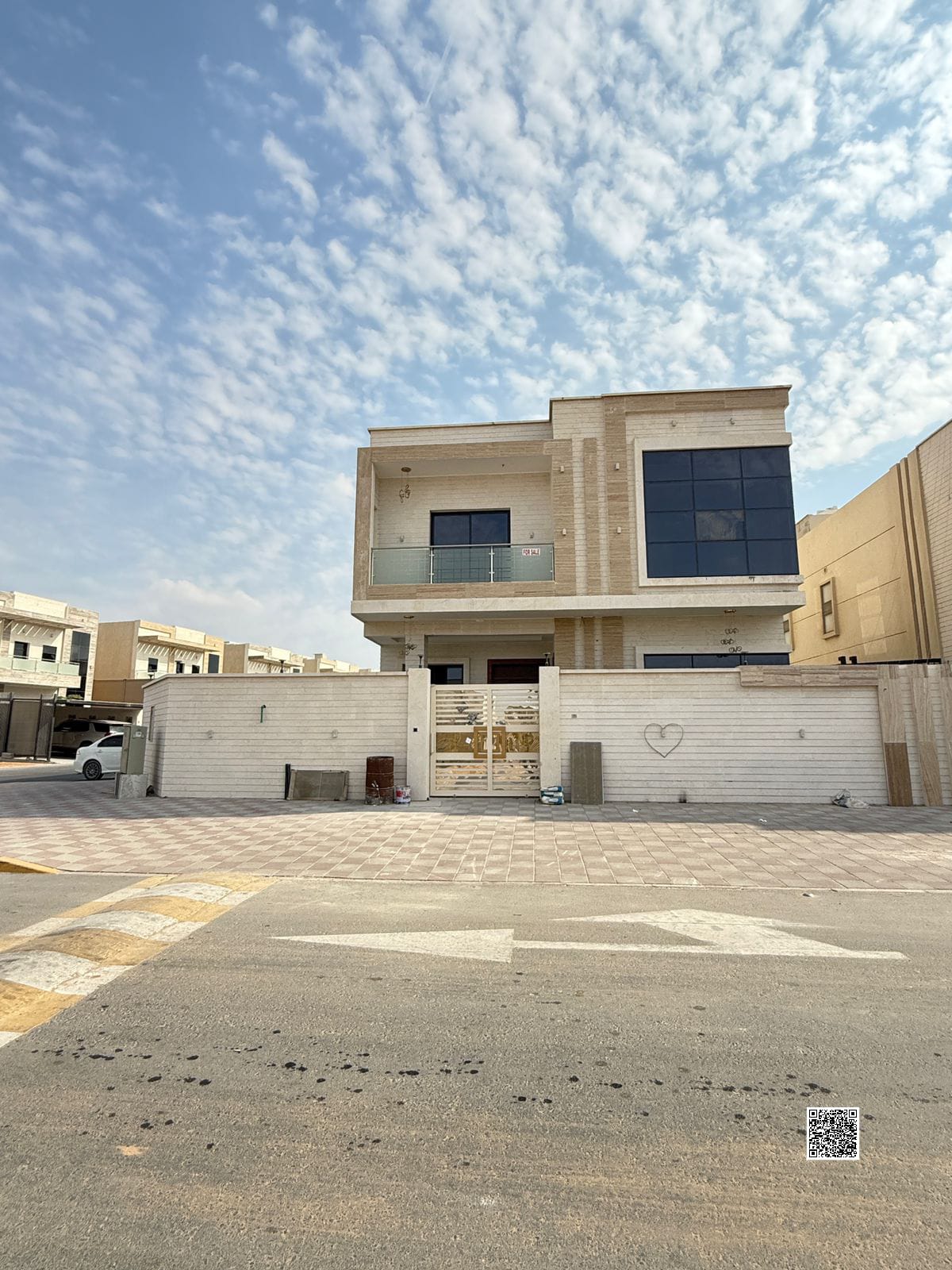 Own a distinctive villa in a quiet residential neighborhood. A luxurious, modern villa with two floors and a roof terrace, at an exclusive price inclu