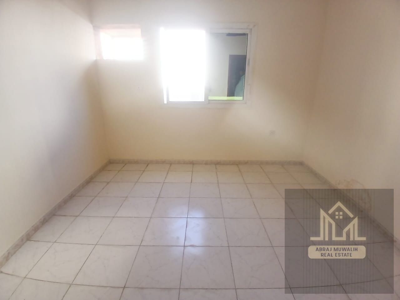 WOW \\ LOOK LIKE A SPACIOUS GORGEOUS APARTMENT \\ AT THE PRIME LOCATION \\ FAMILY BUILDING \\