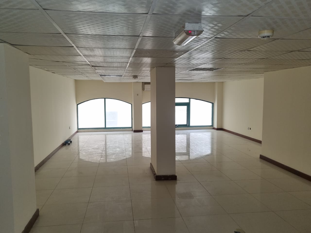 600,TO 1000 SQRFT OPEN AND SAPRATE OFFICES AVAILABLE FOR RENT READY TO MOVE IN NEAR MAIN ETISALAT NEXT TO GRAND MALL MUSALLA AREA CLOSE TO ROLLA AREA