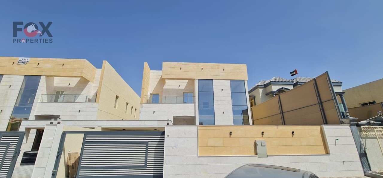 Villa for annual rent: 5 bedrooms, 2 living rooms, maid's room, 2 kitchens, and an external storage room. Modern design,