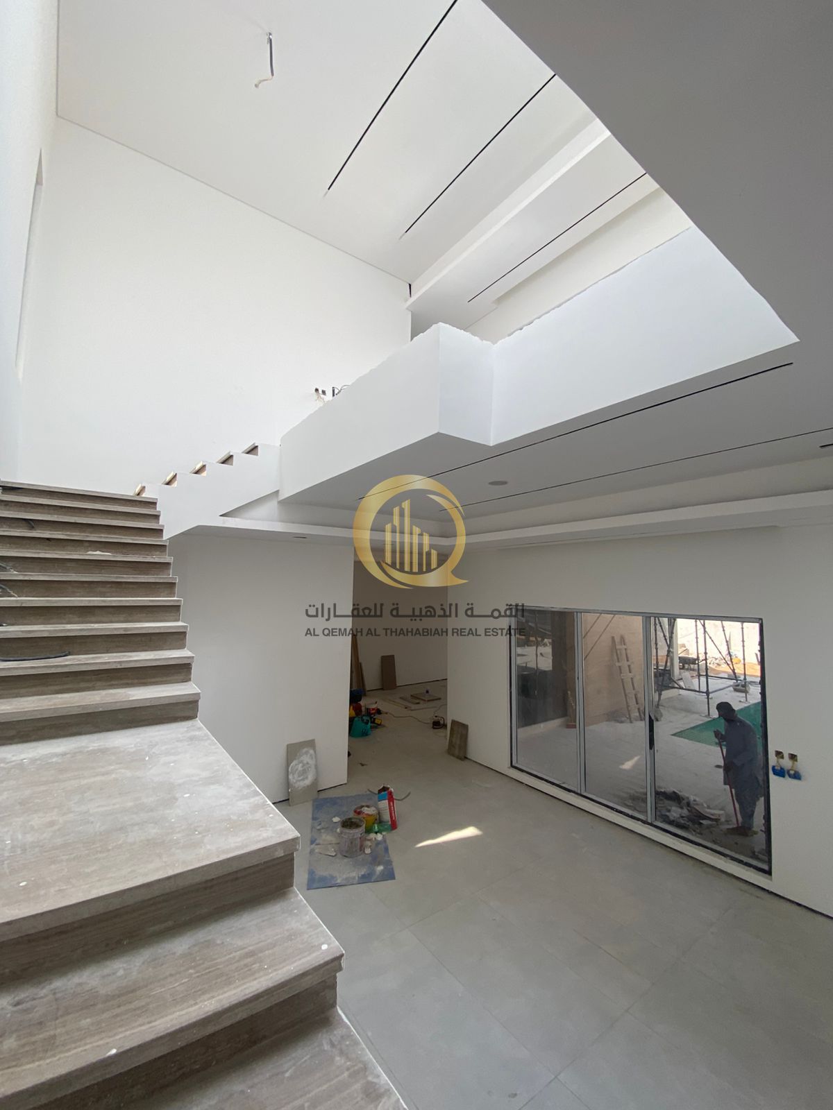 For sale: a villa in Al-Hawshi, directly opposite the park. Prime location, close to Al-Hawshi Bridge. Land area: 10,000 sq. ft. Building area: 7,0