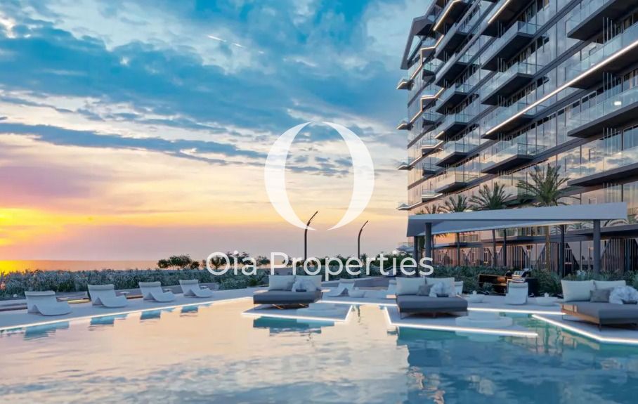 Light-Filled 2 BR Corner Unit | Panoramic Sea View