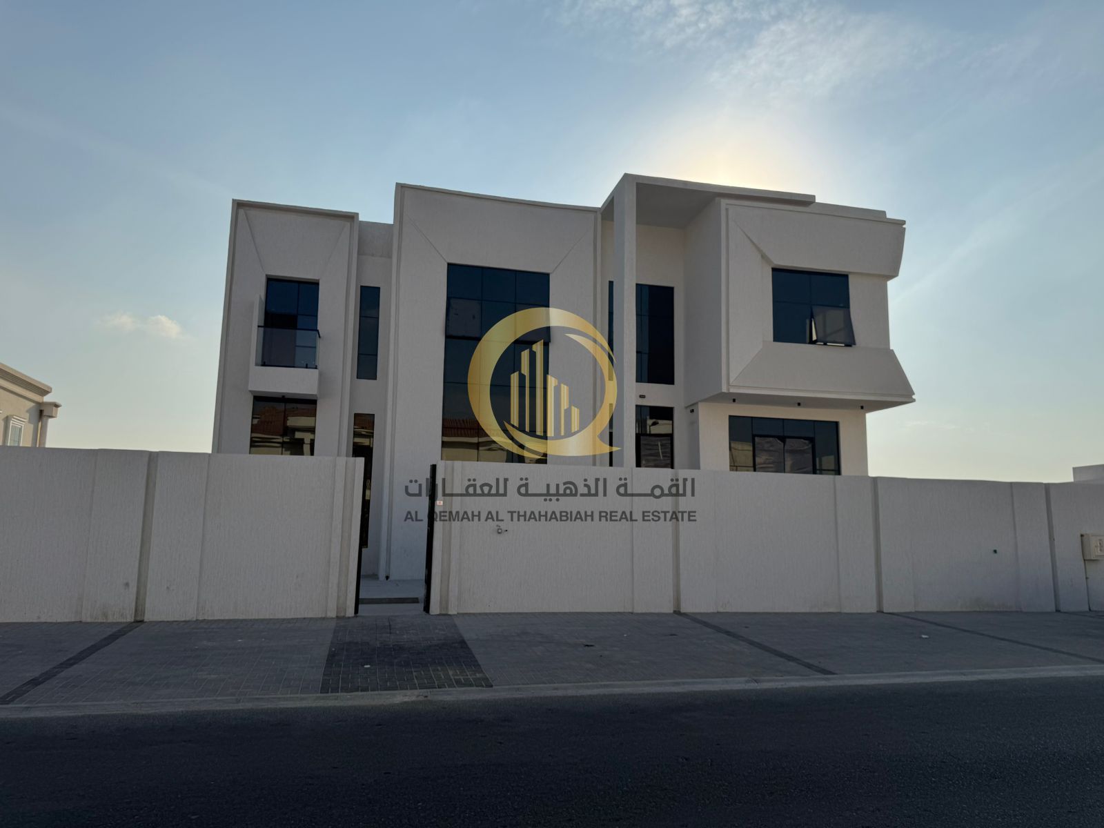 For sale: a super deluxe finished villa in Sharjah, Al Houshi, Al Badiyah suburb. Land area 10,000 sq ft, building area 7,000 sq ft, on an 18-meter st