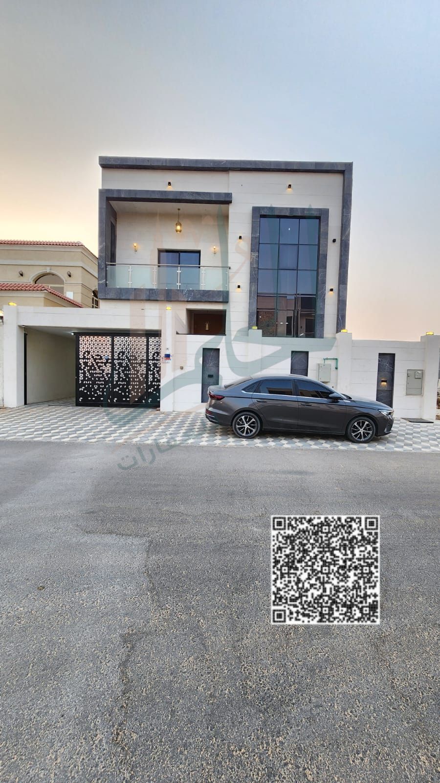 For rent: an independent villa in the Zahia area. Five master bedrooms with closets. A living room and a majlis. Main kitchen and prep kitchen. Maid's