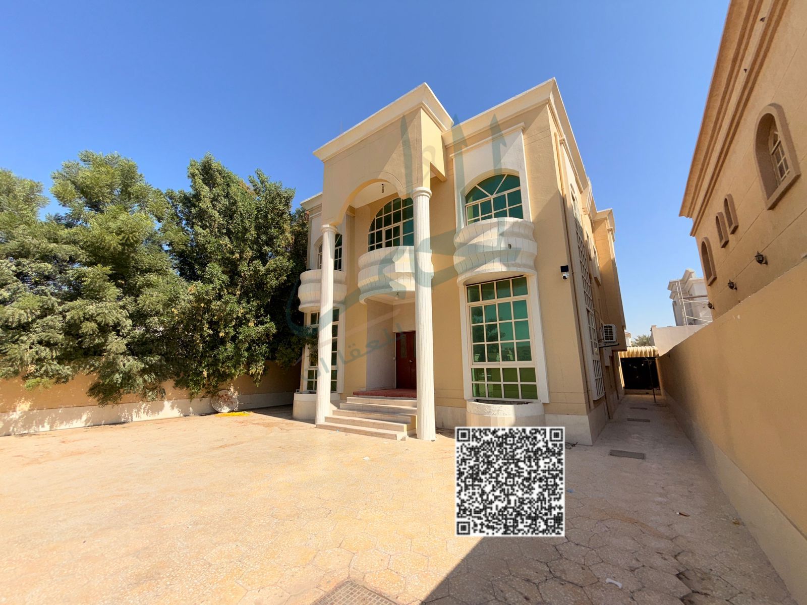A large modern villa in a prime location
