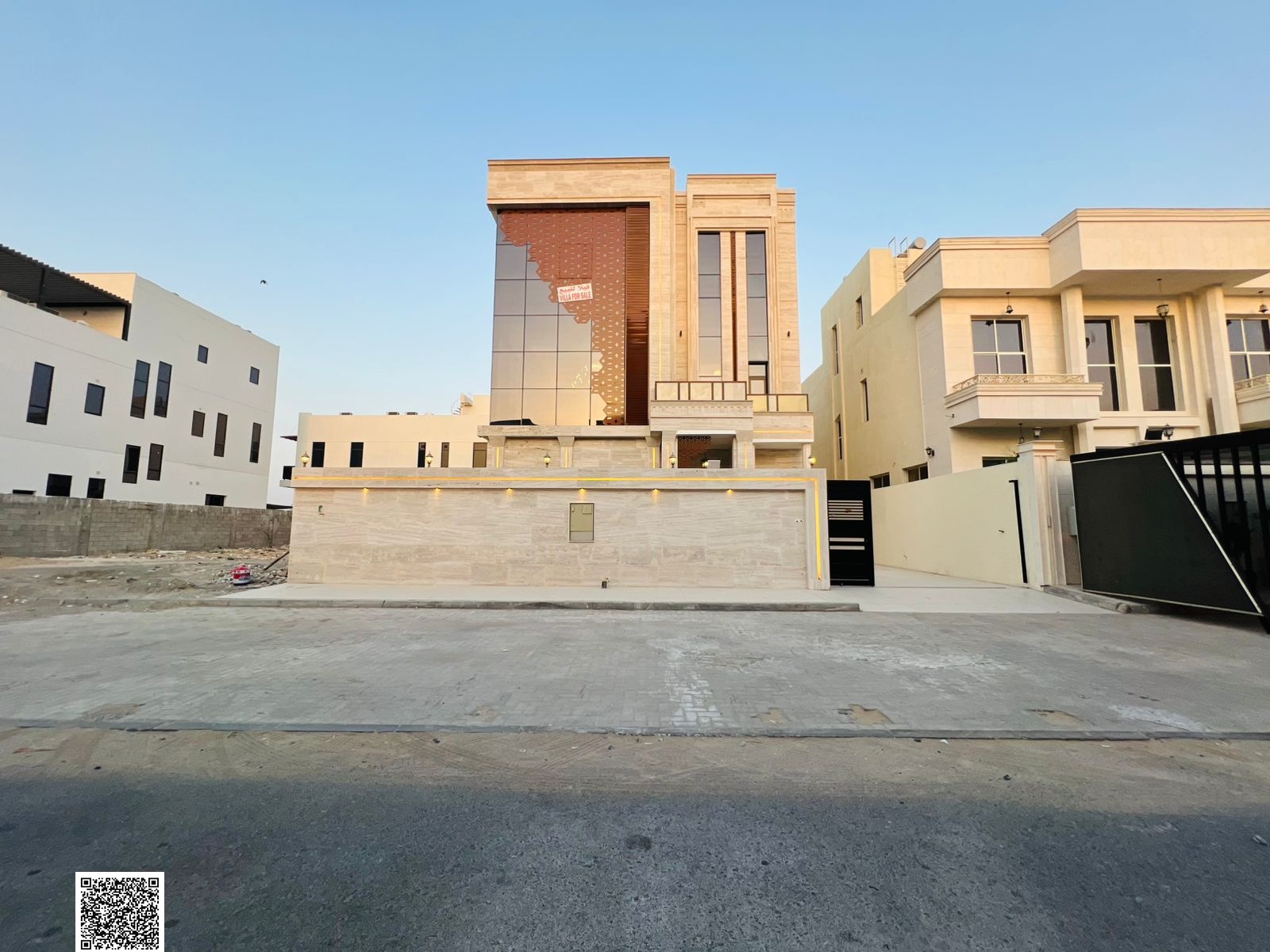 Luxury villa with pool - 3 floors with roof - freehold for all nationalities - spacious areas