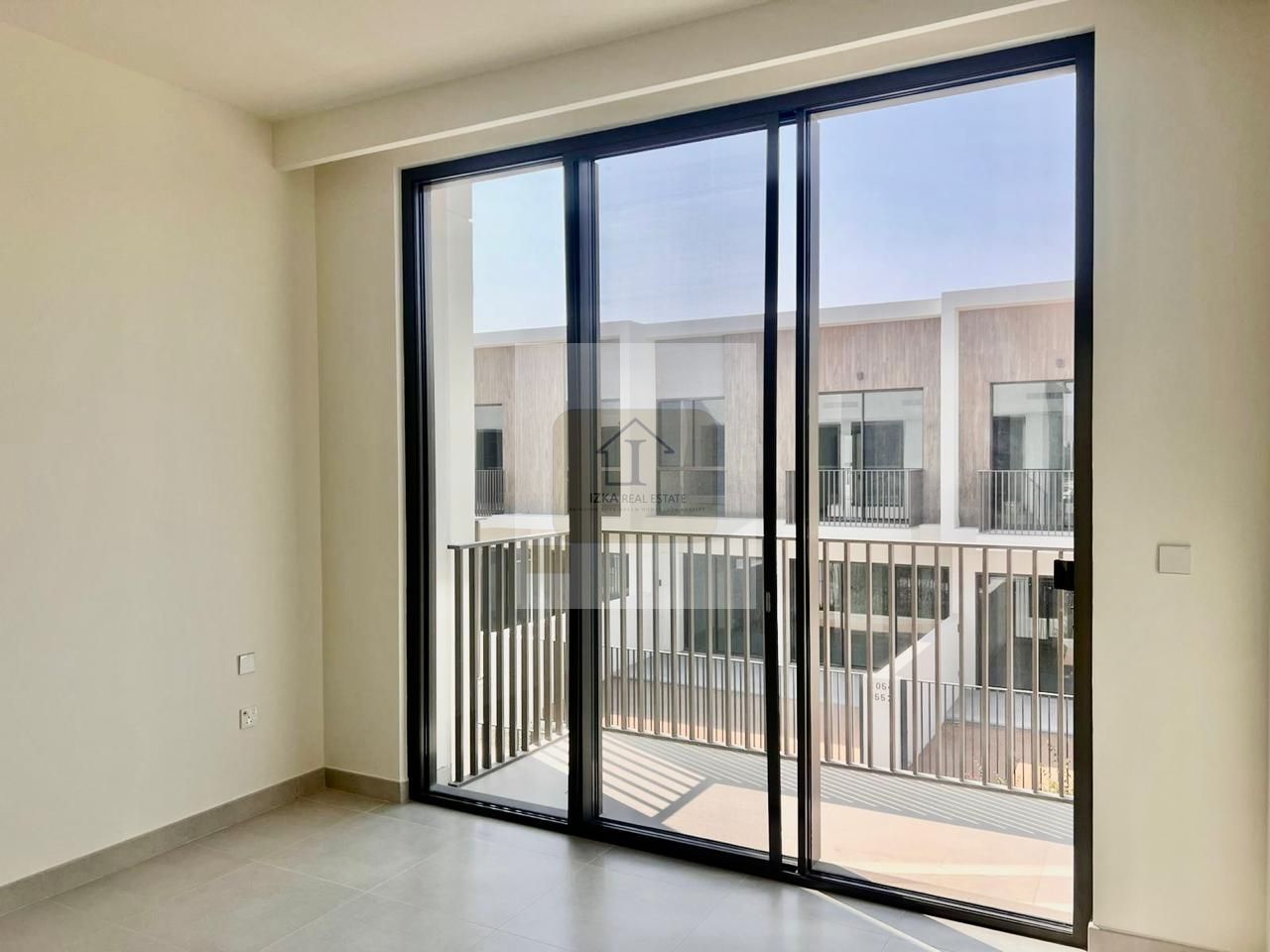 single row | close to pool and park | move in