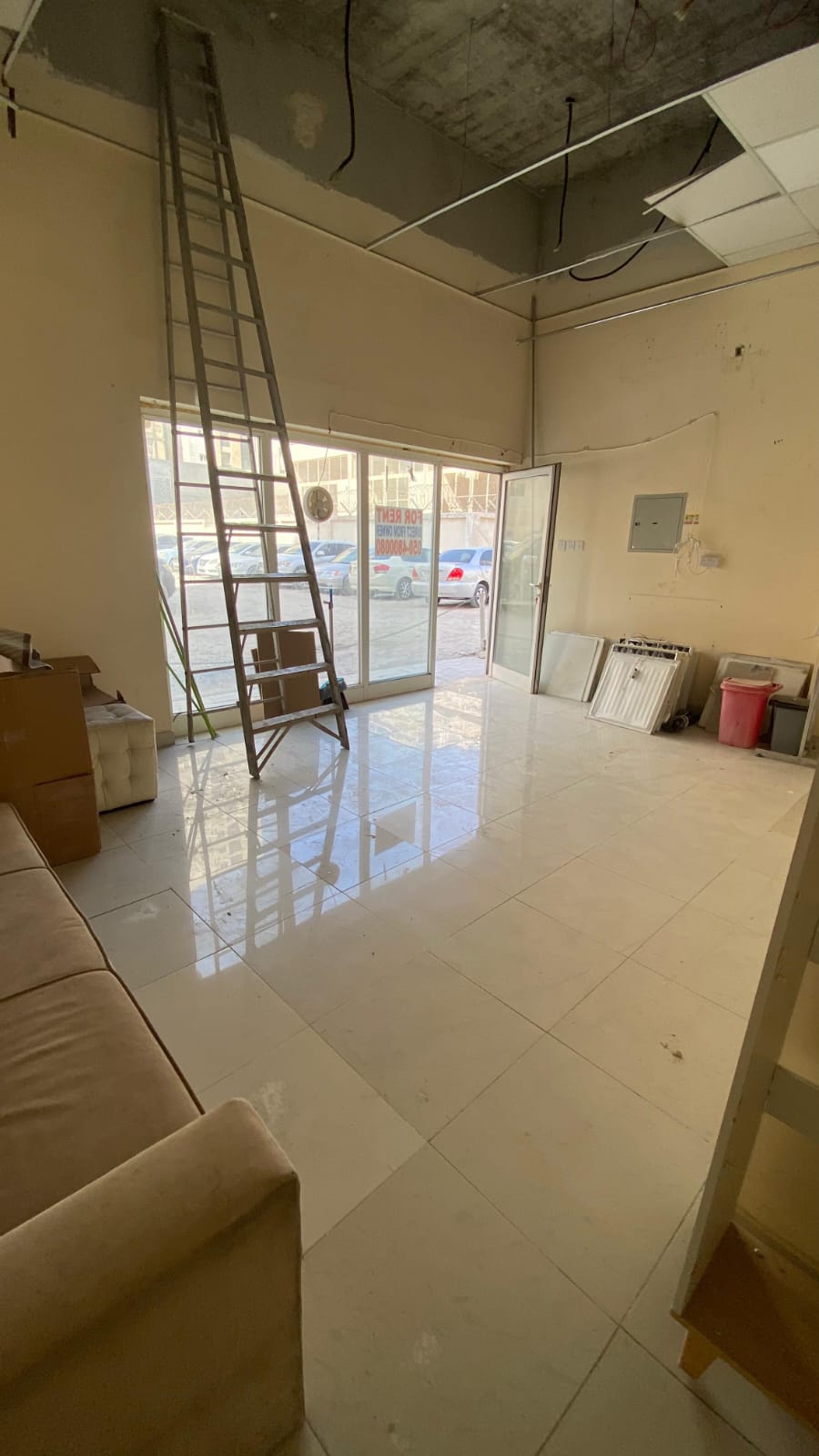 A commercial space in Al-Naba'a, measuring 4x6 meters, requires a non-cash check as security. The location is prime and suitable for starting any proj
