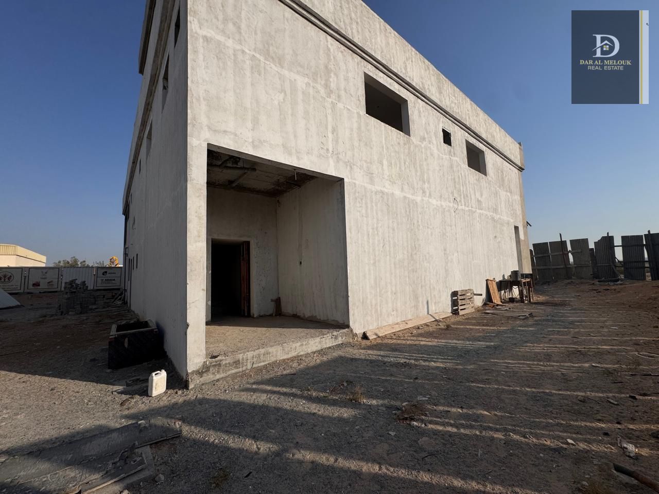 A nearly finished project for sale – a commercial industrial property 90% complete at a price below market value! Strategic location opposite the car auction and an unbeatable price!