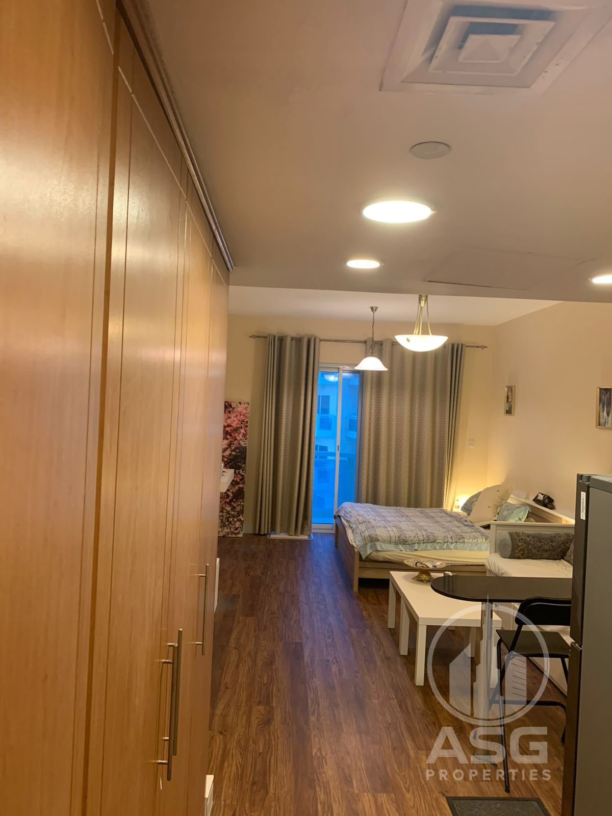 Spacious & Bright / Fully Furnished Studio