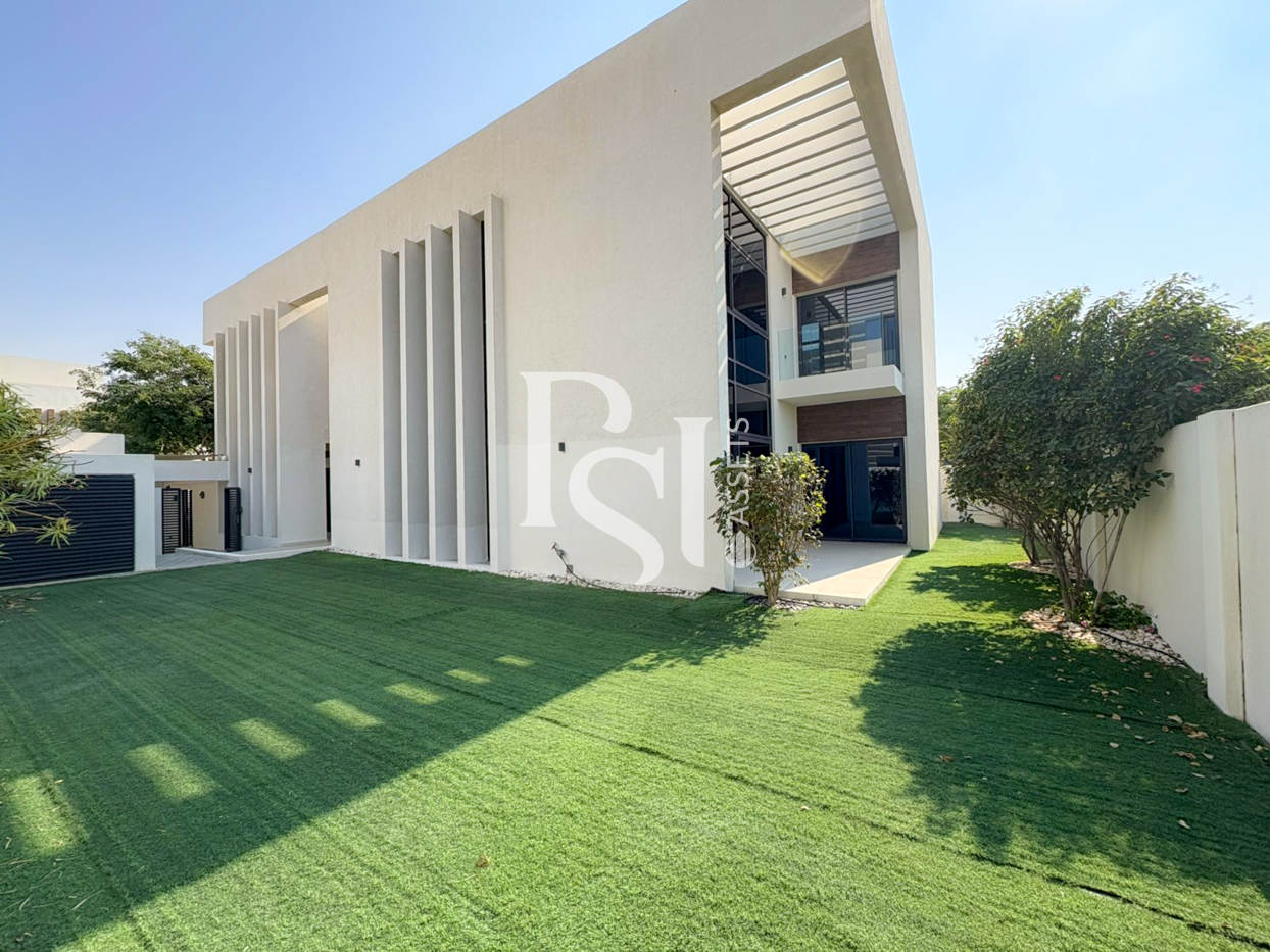 Spacious Villa | 2 Balconies | Private Garden