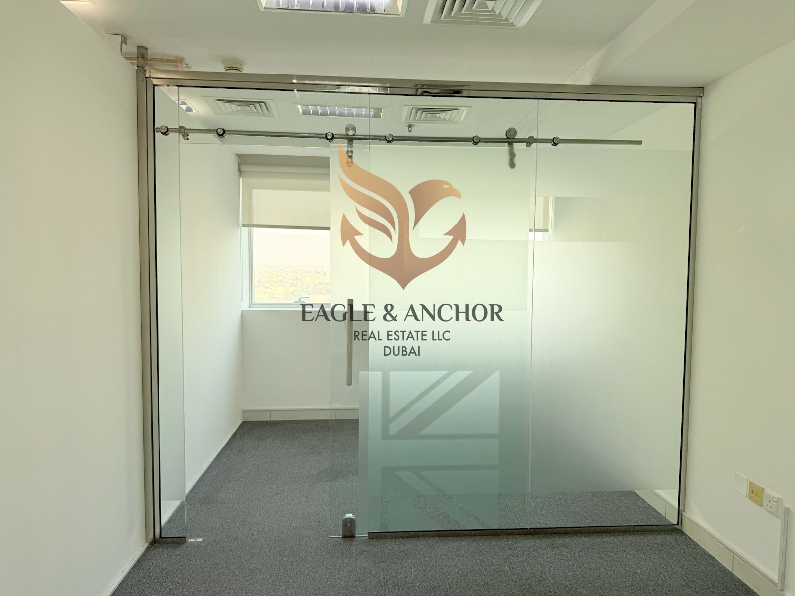 Fitted office on high floor | Chiller free.