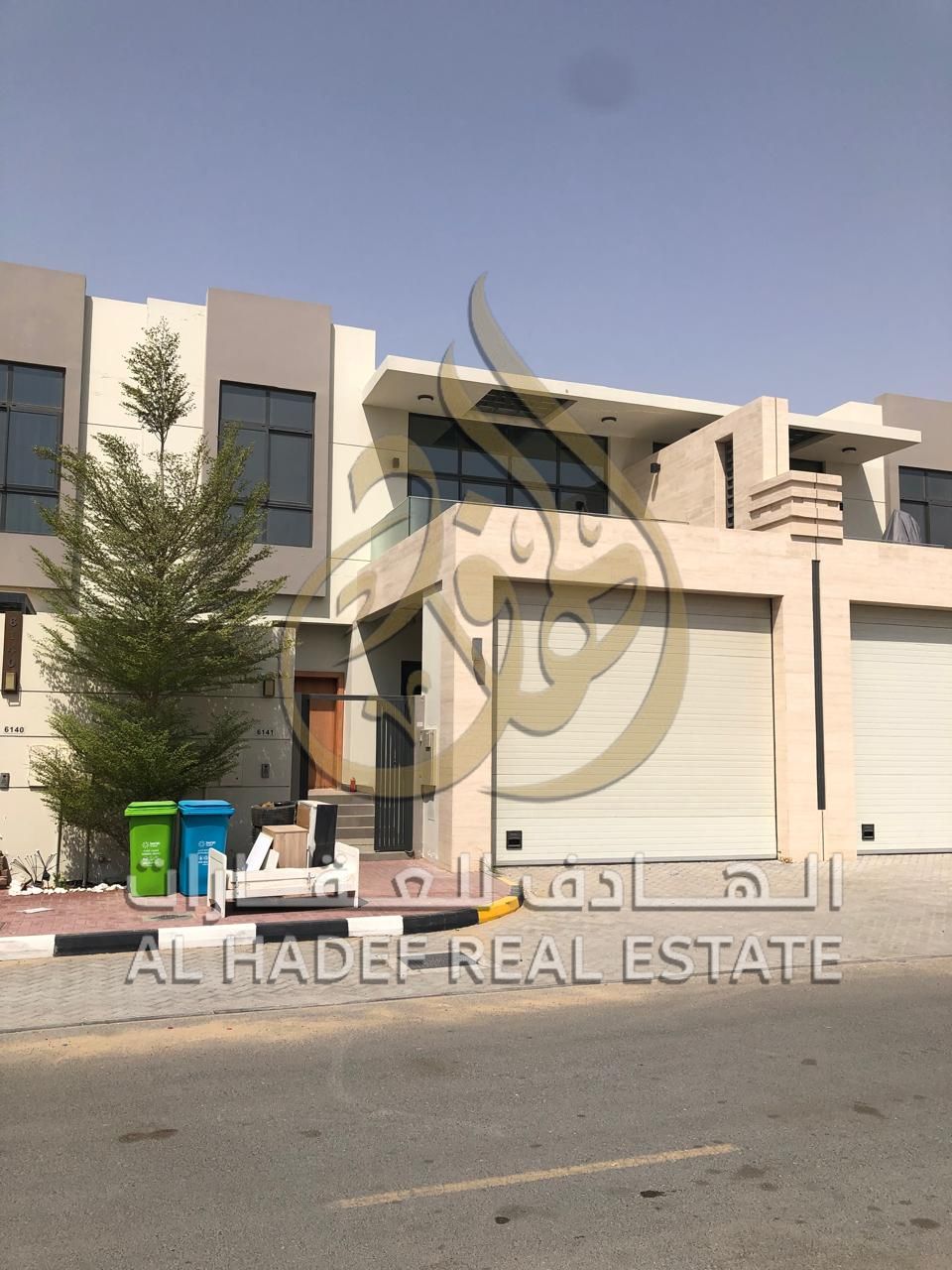 Modern townhouse with a luxurious design and spacious areas spread over two floors with a private garden and two parking spaces.