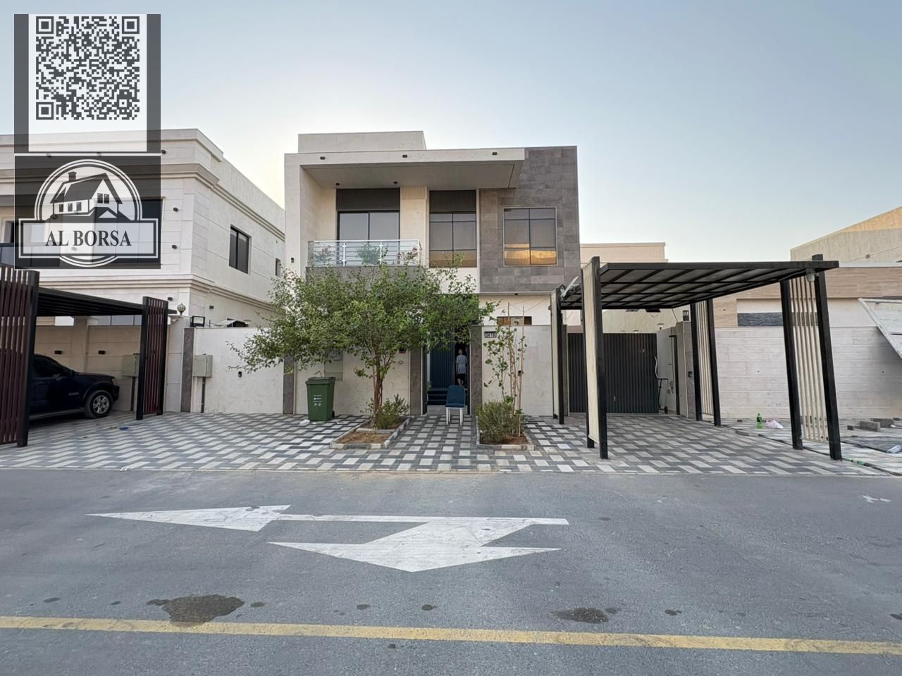 For sale in Al-Haliyo 2, a two-story villa with a roof, 4 master bedrooms, a living room, a majlis, and a maid's room.