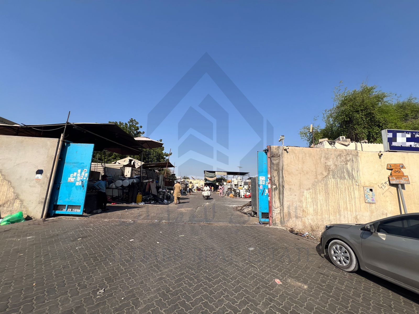 Fenced industrial land for rent in the 10th Industrial Area, 20,000 sq ft, high electricity.