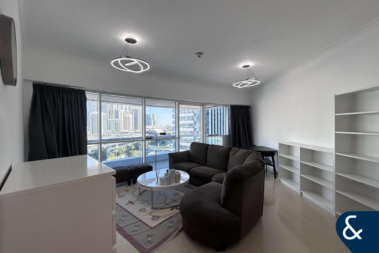 Vacant | Large balcony | Close to metro