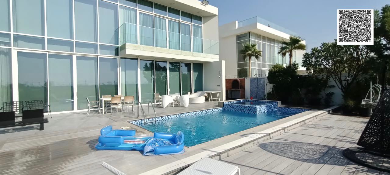 Villa for sale in Ajman, Al Zorah area. Two floors + roof. Area: 10,500 sq ft. Freehold ownership for all nationalities. Overlooking the golf course d