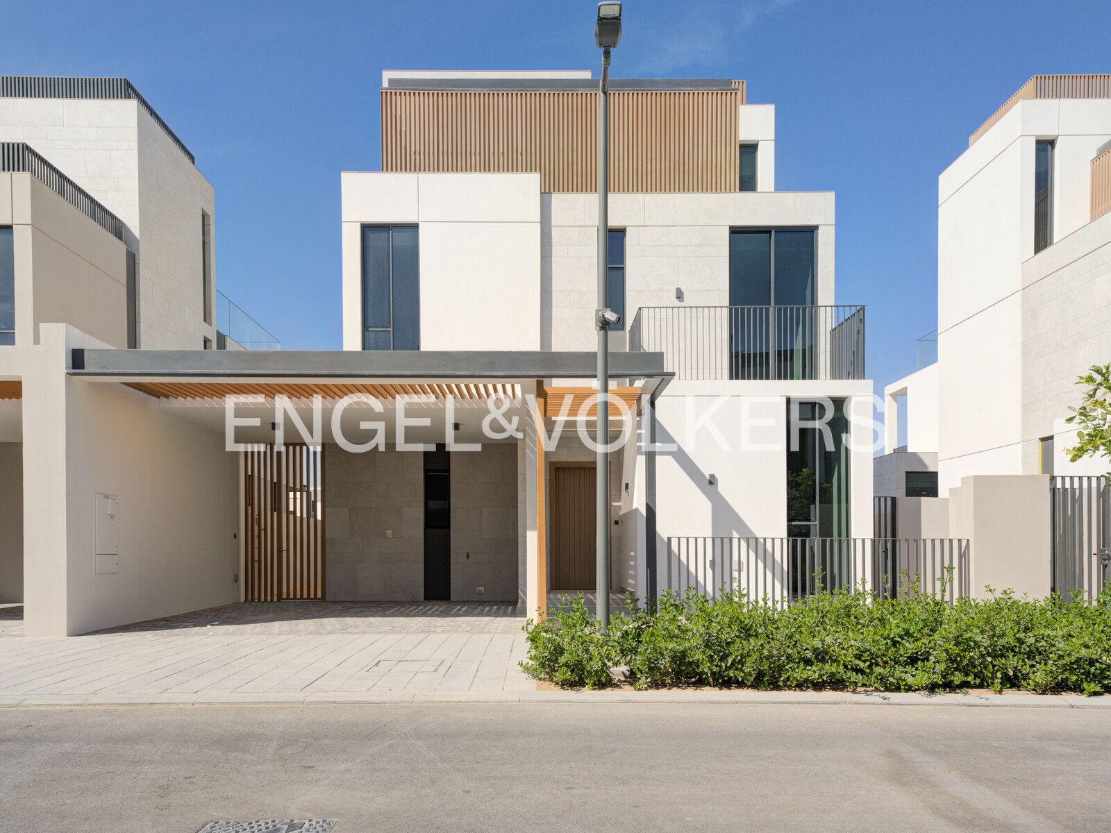 Single Row | Road Backing | Vacant