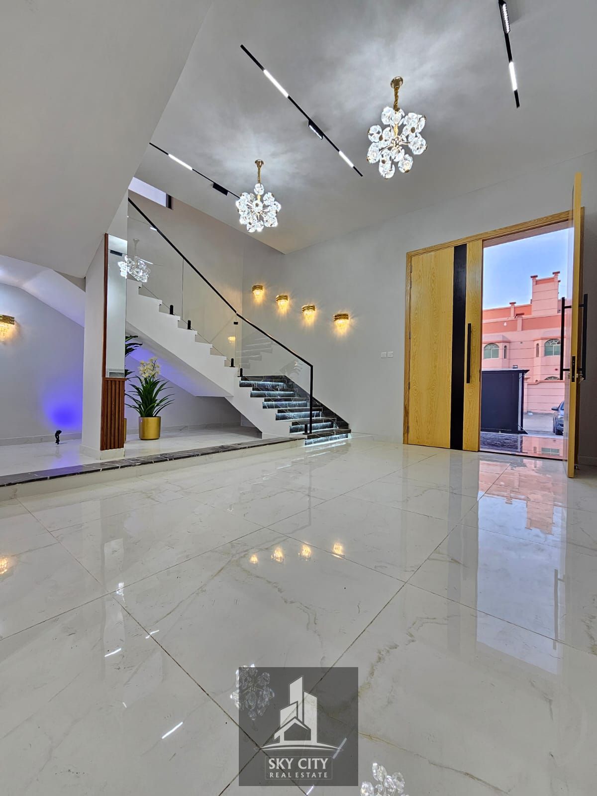 We present to you a luxurious villa in the prestigious Al Rawda area, directly overlooking the Ajman Health Center and just steps from Al Salam Street