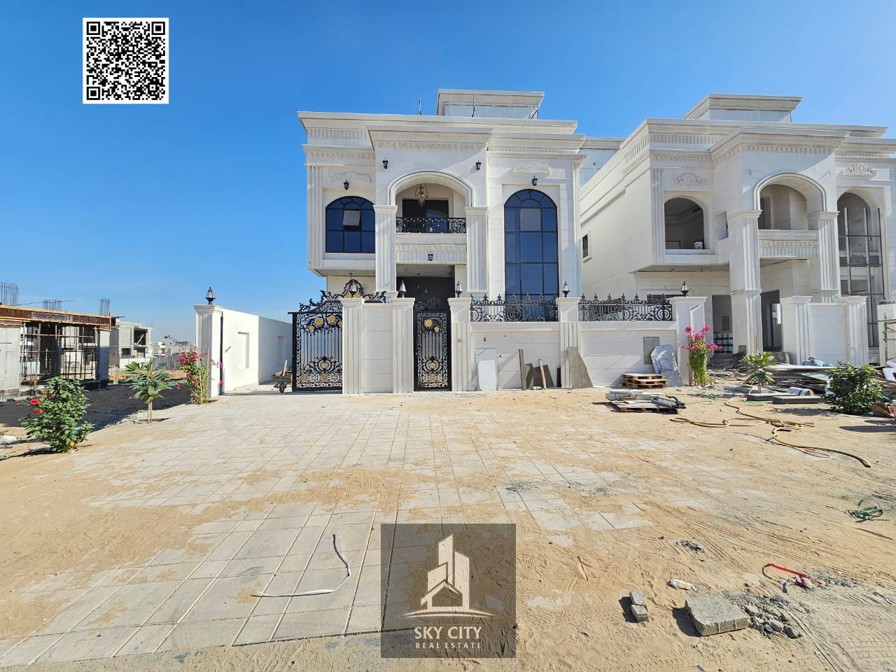 Classic 6-Bedroom Villa with Rooftop Terrace in a Prime Location on the Main Street
