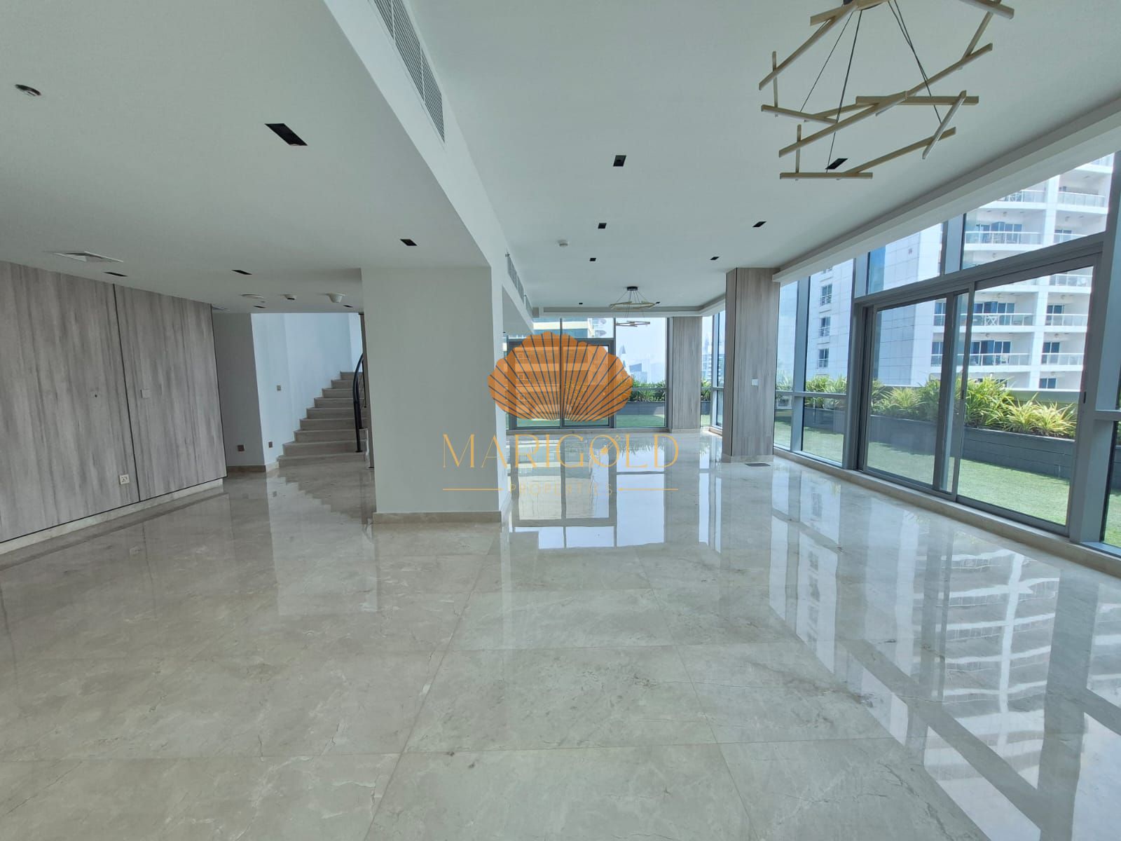 UPGRADED PENTHOUSE | VACANT | BIG LAYOUT