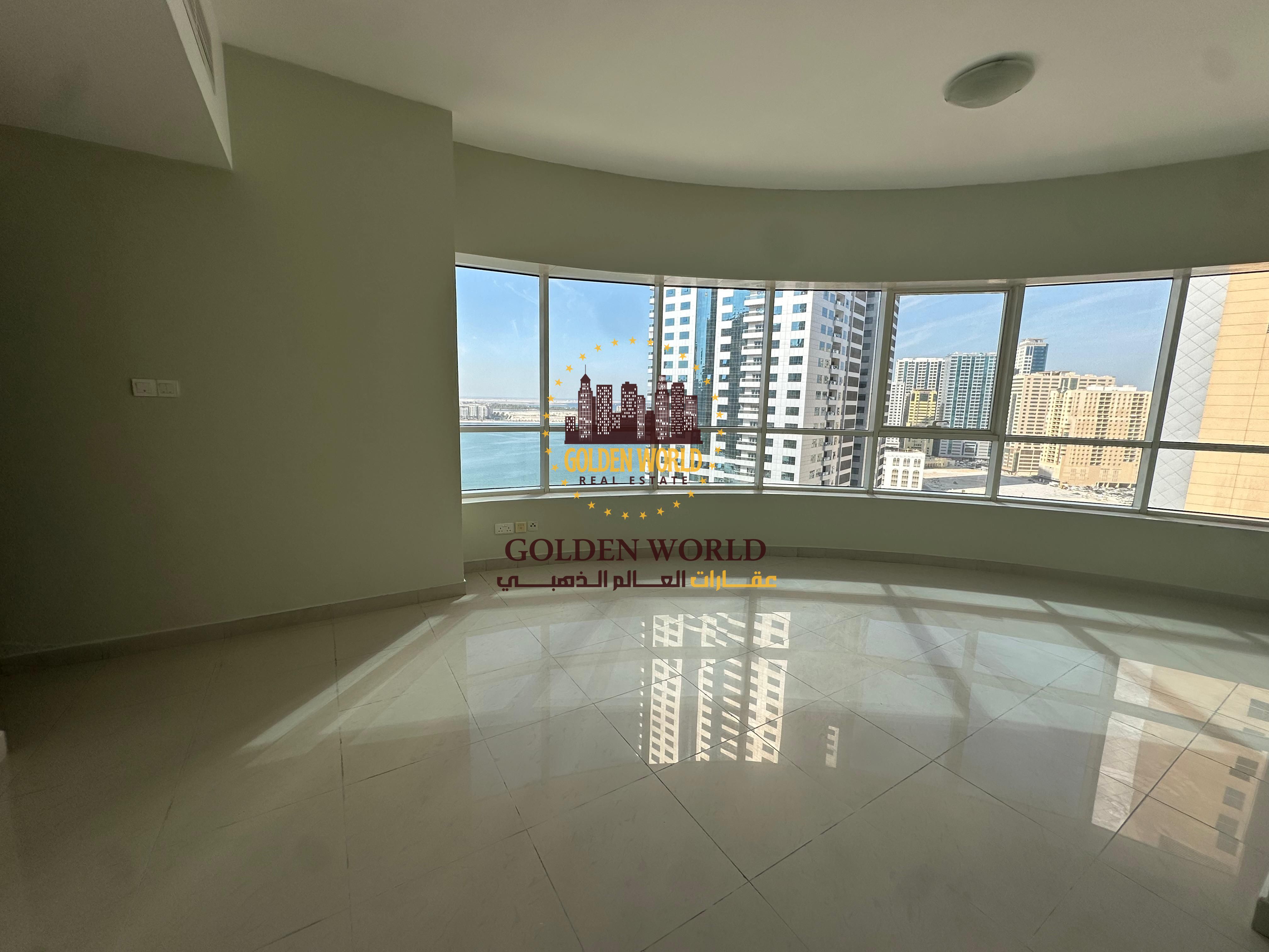 Luxury family apartment: 4 spacious bedrooms and a living room. Open view. Integrated services: pool, gym, parking, and kids' area. Excellent luxury a